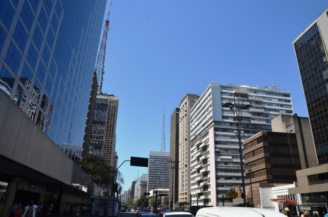 Avenida Paulista e o calor de 30o.+